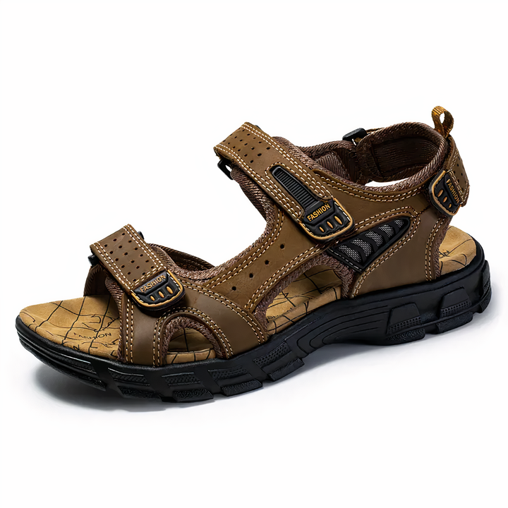 Nahaufnahme der Orthopädischen Herren Sandalen Jules, die Unterstützung bei Fuß- & Gelenkschmerzen bietet.