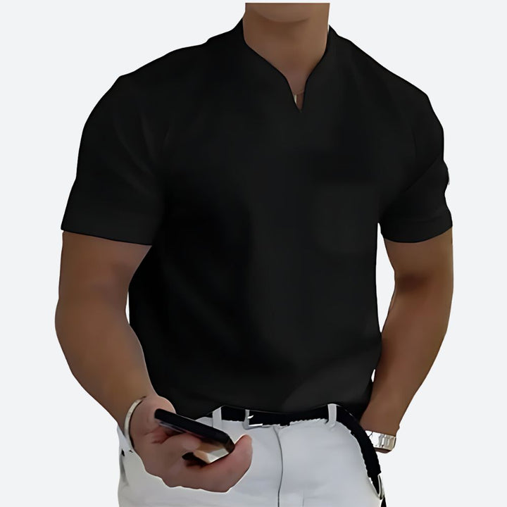 Klassisches Herren Polohemd als vielseitiges Kurzarm-Oberteil. Eleganter Allrounder für Freizeitmode und Business Casual Outfits.