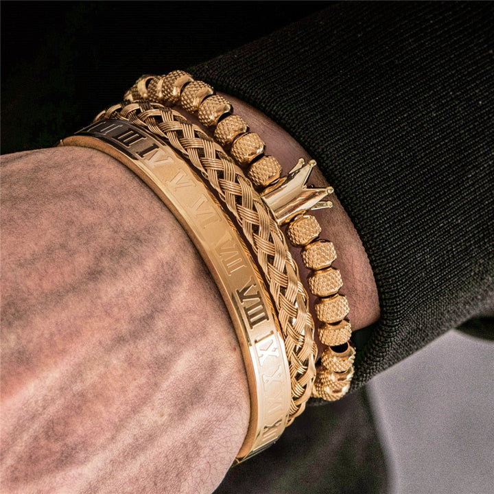 Herren Armbandset am Handgelenk, zeigt königliche Krone und römische Ziffern. Modischer Edelstahlschmuck für Männer.