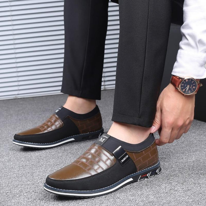 Schwarze orthopädische Herren Komfortschuhe, atmungsaktiv, bieten optimale Dämpfung & Unterstützung.