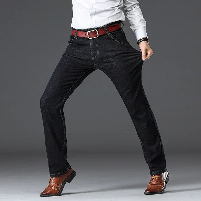 Vielseitige Herren Stretch-Jeans für jeden Tag, klassische Passform und angenehmer Tragekomfort.