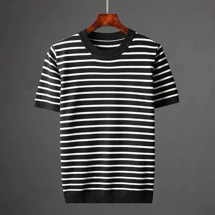 Gestreiftes Herren T-Shirt mit lockerem Schnitt, ideal für Freizeit und Komfort. Kurzarm, lässiger Sommer-Look.