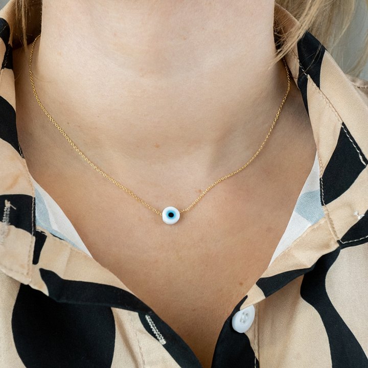 Hochwertige Damenschmuck-Halskette mit filigranem Nazar-Auge-Anhänger, ideal als Geschenk.