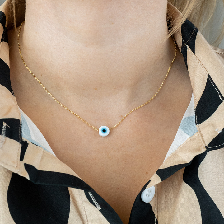Elegante Nazar Halskette für Damen, der blaue Anhänger dient als Glücksbringer und Schutzamulett.