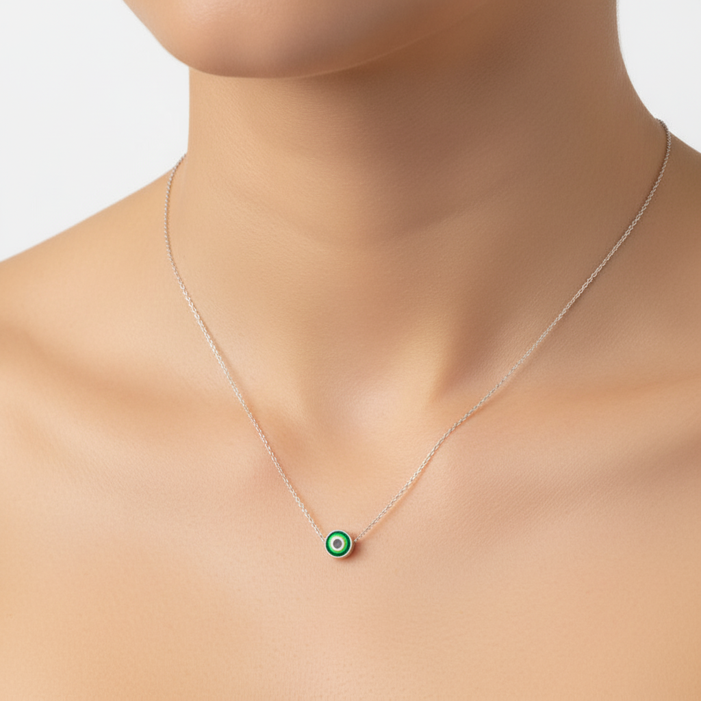 Modische Damen Nazar Halskette, ein schützender Anhänger und eleganter Talisman für jeden Anlass.