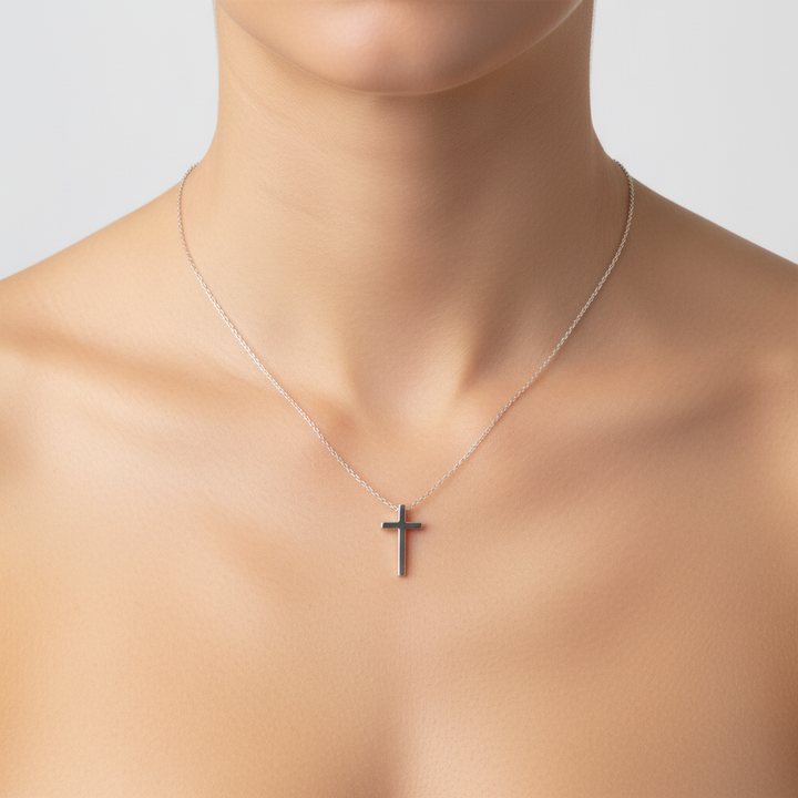 Moderne Damen Kreuz Kette: Ein minimalistischer Anhänger am filigranen Band, vielseitig kombinierbar.