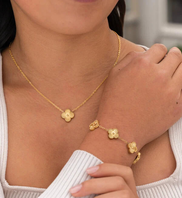 Ideales Geschenk für Frauen: Edles Kleeblatt Schmuckset mit Halskette und Ohrringen aus glänzendem Edelstahl.