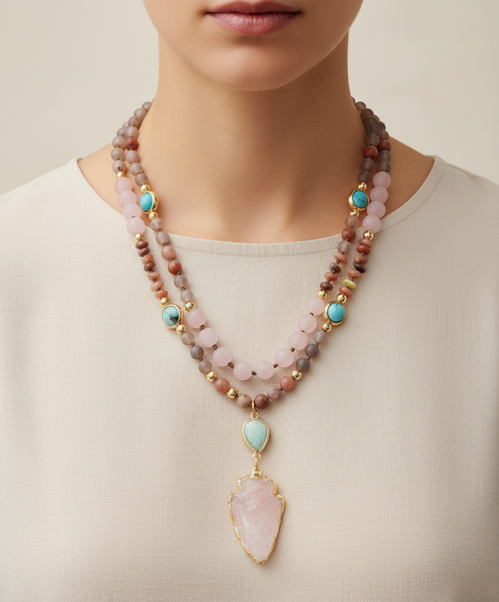 Edelsteinkette als wirkungsvolles Schutzamulett. Handgefertigter Damenschmuck mit Naturkraft für spirituelles Wohlbefinden.
