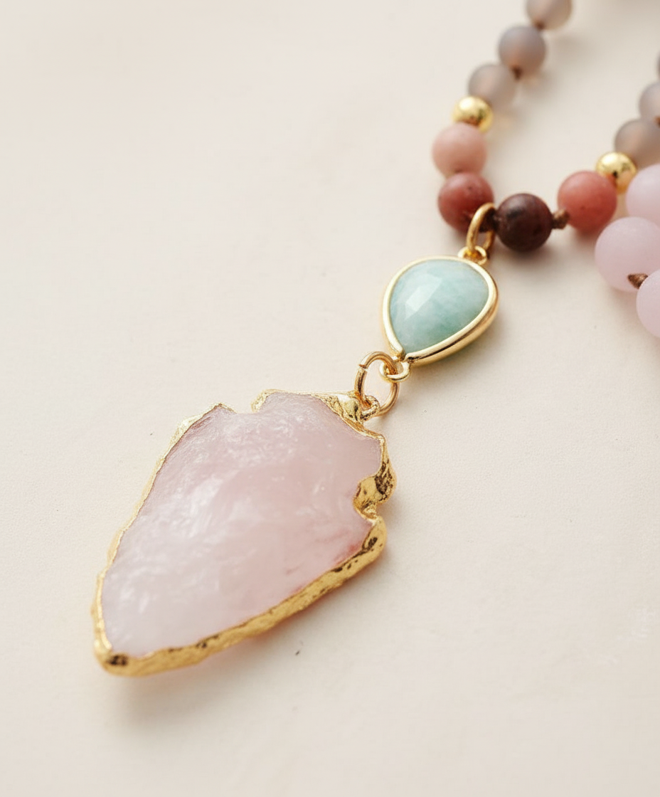 Wunderschöne, handgefertigte Damenkette aus natürlichen Edelsteinen. Einzigartiger Schmuck mit starker Naturkraft und Energie.