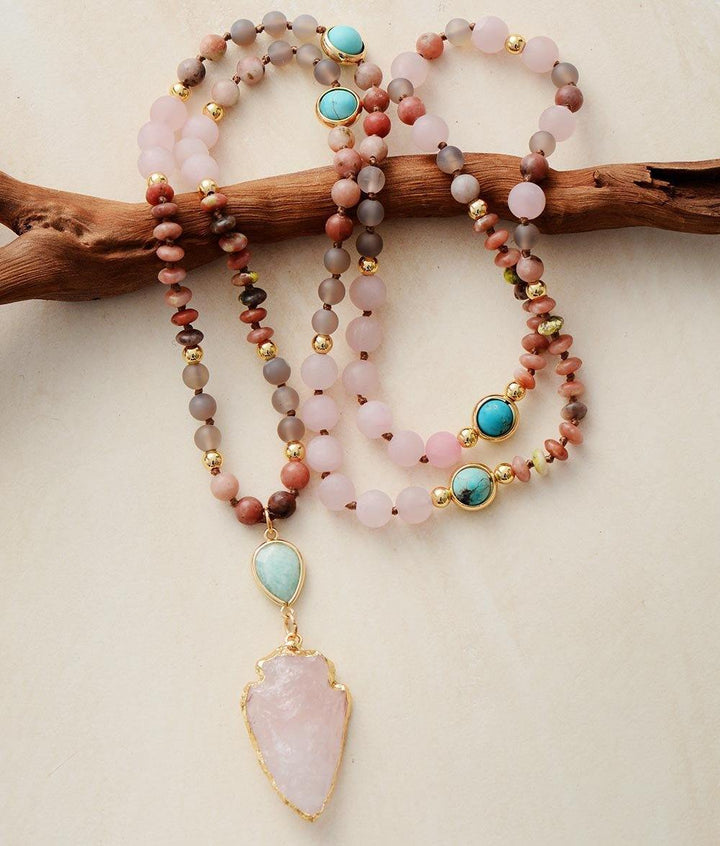 Exklusive handgefertigte Edelsteinkette für Damen. Ein Unikat als Geschenk, das Harmonie, Schutz und positive Energie spendet.
