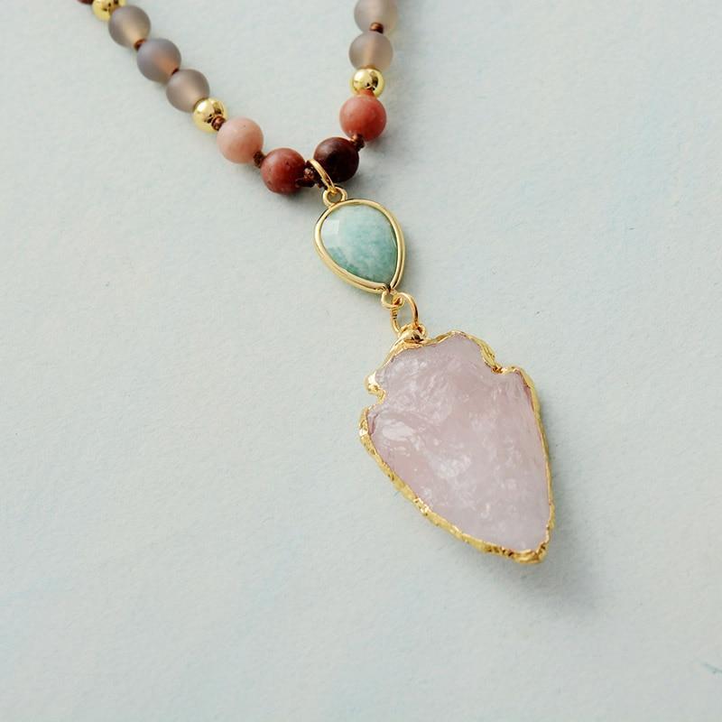 Detailansicht der handgefertigten Edelsteinkette. Jeder Stein strahlt Naturkraft aus, perfekt für spirituellen Schutz.