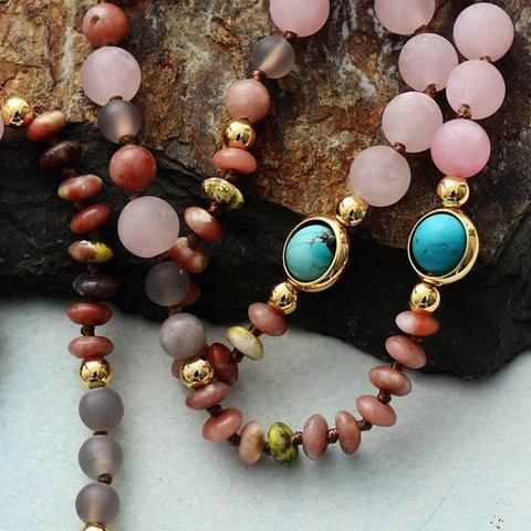 Elegante handgefertigte Damenkette mit Edelsteinen. Vielseitiger Schmuck für Schutz, Energie und tägliche Harmonie.