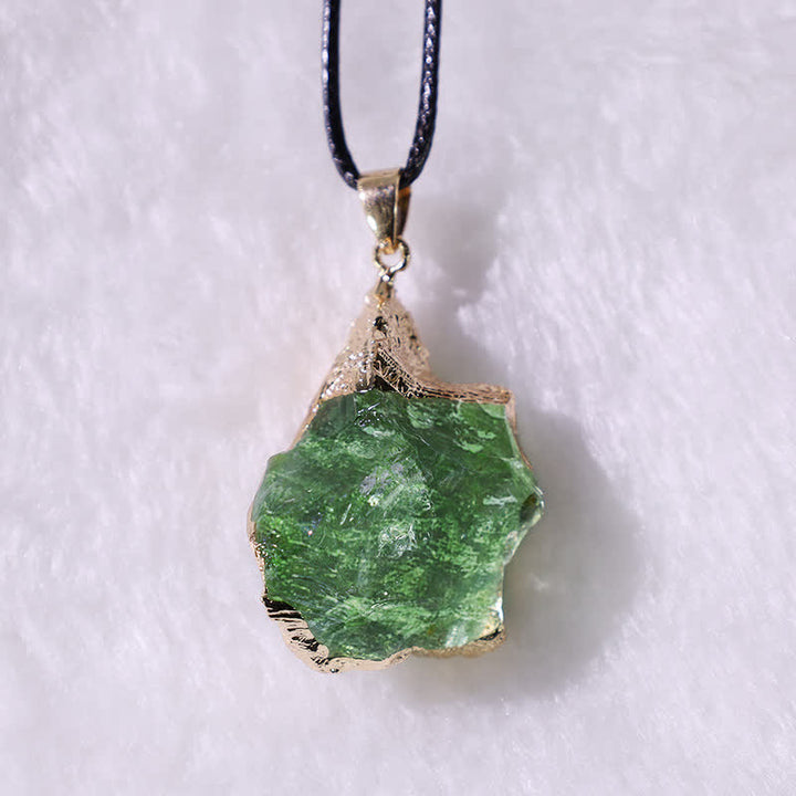 Damen-Halskette: Moldavit Edelstein, handgefertigt, eleganter Naturstein-Schmuck.