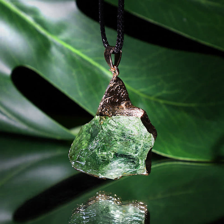 Einzigartige Damen Moldavit Halskette, handgefertigt, luxuriöser Naturstein-Schmuck.