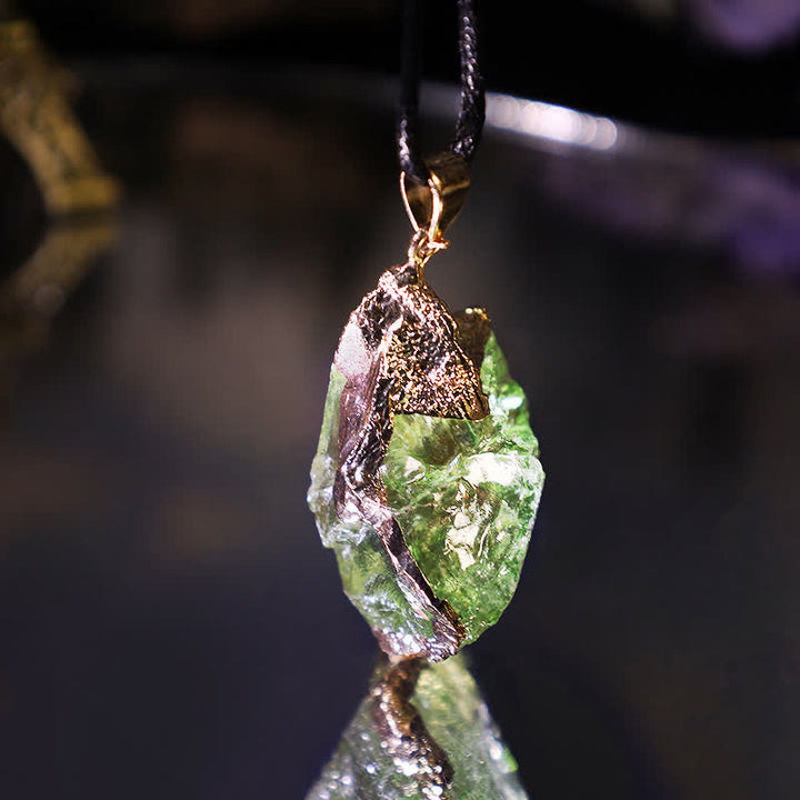 Handgefertigter Damen-Schmuck: Moldavit Halskette, einzigartiger grüner Edelstein.