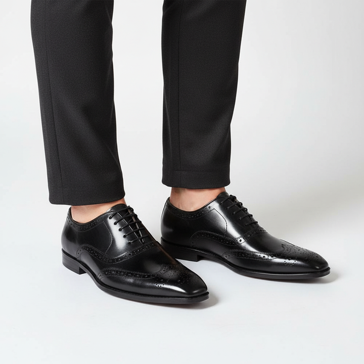 Seitliche Ansicht der glänzenden Clinton Oxford Herrenschuhe, handgefertigt, mit eleganter Schnürung für Herrenmode.
