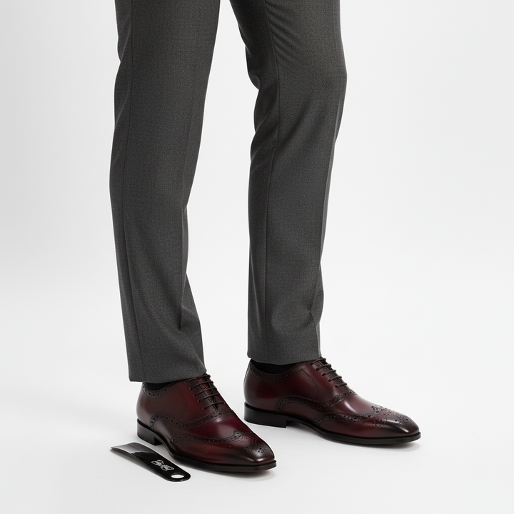 Struktur der handgefertigten Clinton Oxford Herrenschuhe aus feinstem Leder, Symbol für Komfort & Eleganz.