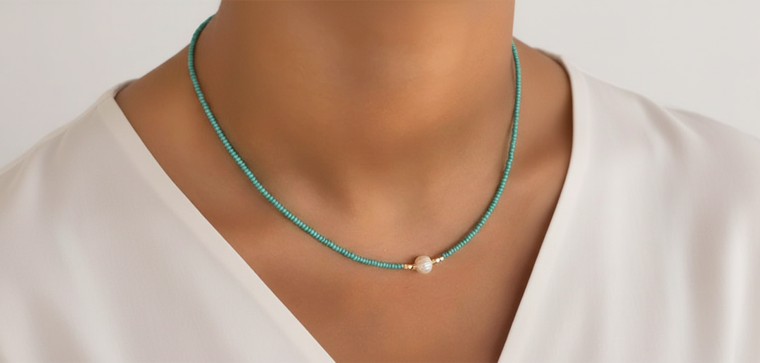 ShimmerLuxe Damen Perlenkette mit Süßwasserperlen auf Schmuckständer. Handgefertigter, eleganter Damenschmuck.