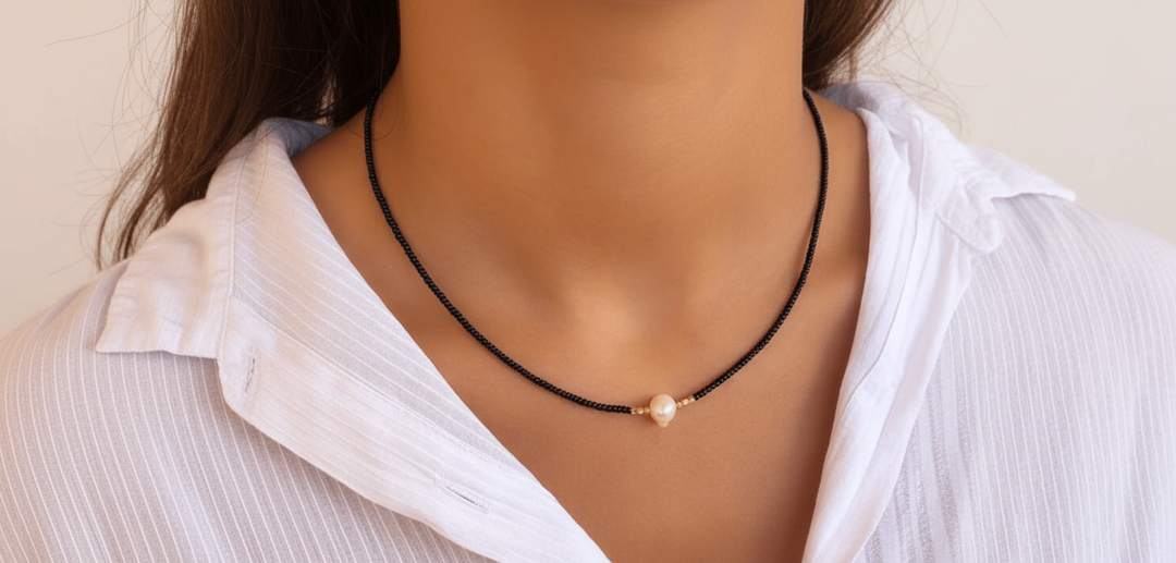 Einreihige ShimmerLuxe Damen Perlenkette, handgefertigt aus glänzenden Süßwasserperlen. Eleganter Damenschmuck.