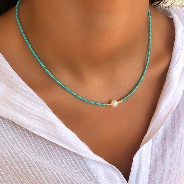 Nahaufnahme der ShimmerLuxe Damen Halskette: glänzende Süßwasserperlen, handgefertigt. Edler Damenschmuck.