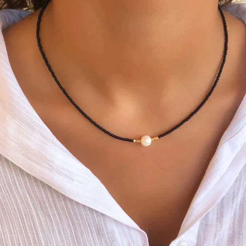 Detailbild des Verschlusses der handgefertigten ShimmerLuxe Damen Perlenkette mit echten Süßwasserperlen.