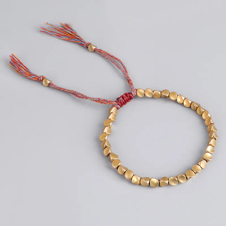 Nahaufnahme: Handgefertigtes Kupfer-Seilarmband mit feinen Knotendetails, unisex Schmuckstück.