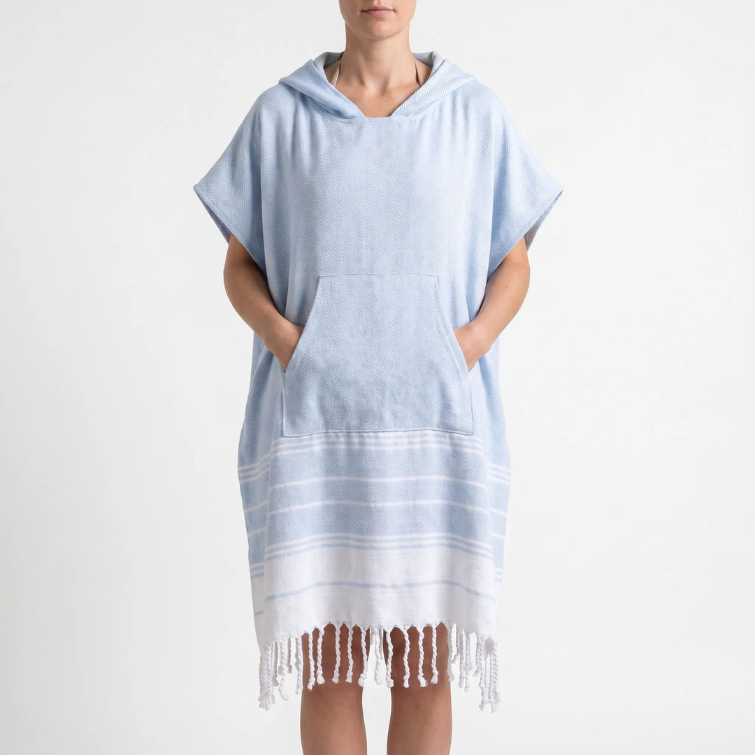Komfortabler Badeponcho mit Kapuze aus weichem Frottee; perfekt für Schwimmen und Wassersport.