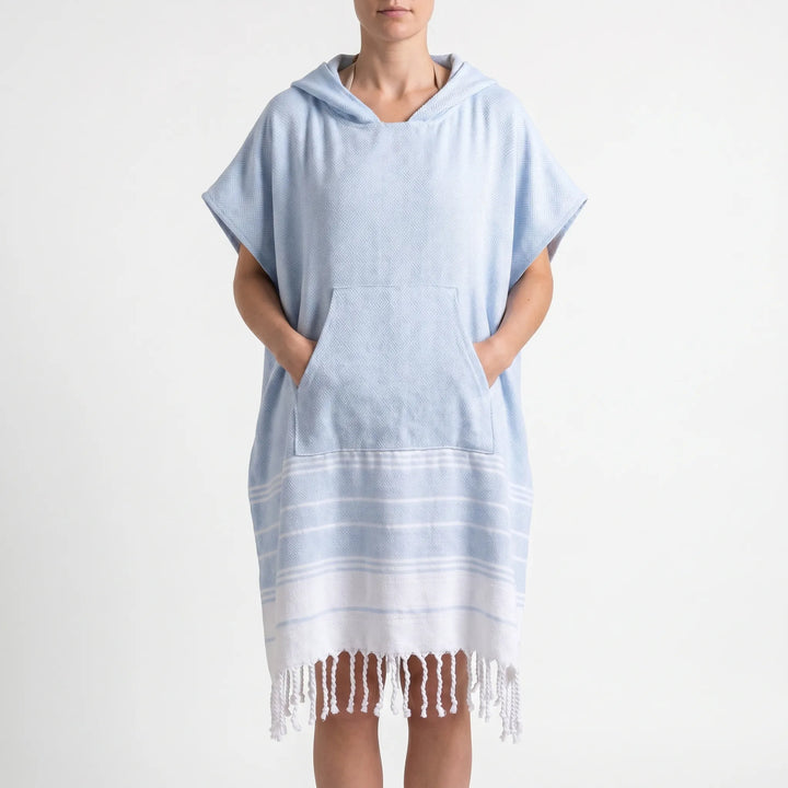 Komfortabler Badeponcho mit Kapuze aus weichem Frottee; perfekt für Schwimmen und Wassersport.
