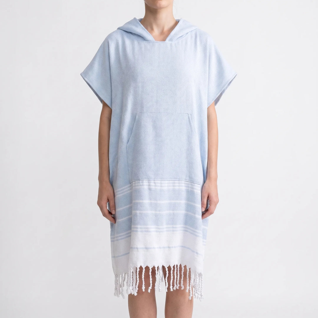 Weicher Unisex Poncho mit Kapuze; saugstarkes Reisehandtuch und bequeme Strandkleidung.
