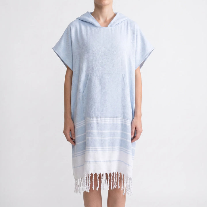Weicher Unisex Poncho mit Kapuze; saugstarkes Reisehandtuch und bequeme Strandkleidung.