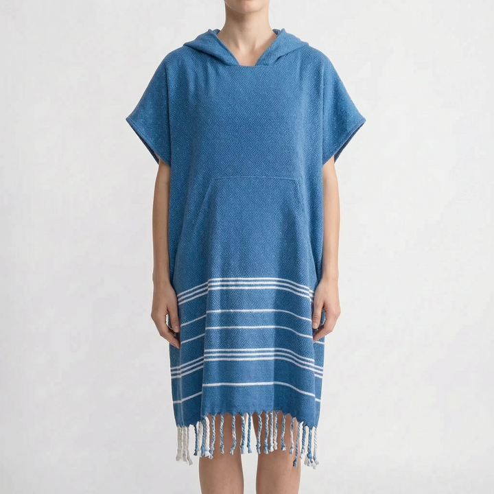 Geräumiger Strandponcho mit Kapuze für einfaches Umziehen und Wärme nach dem Baden.