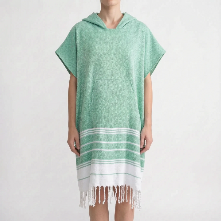 Stylischer Strandponcho mit Kapuze; schützt vor Sonne und bietet Privatsphäre beim Umziehen.