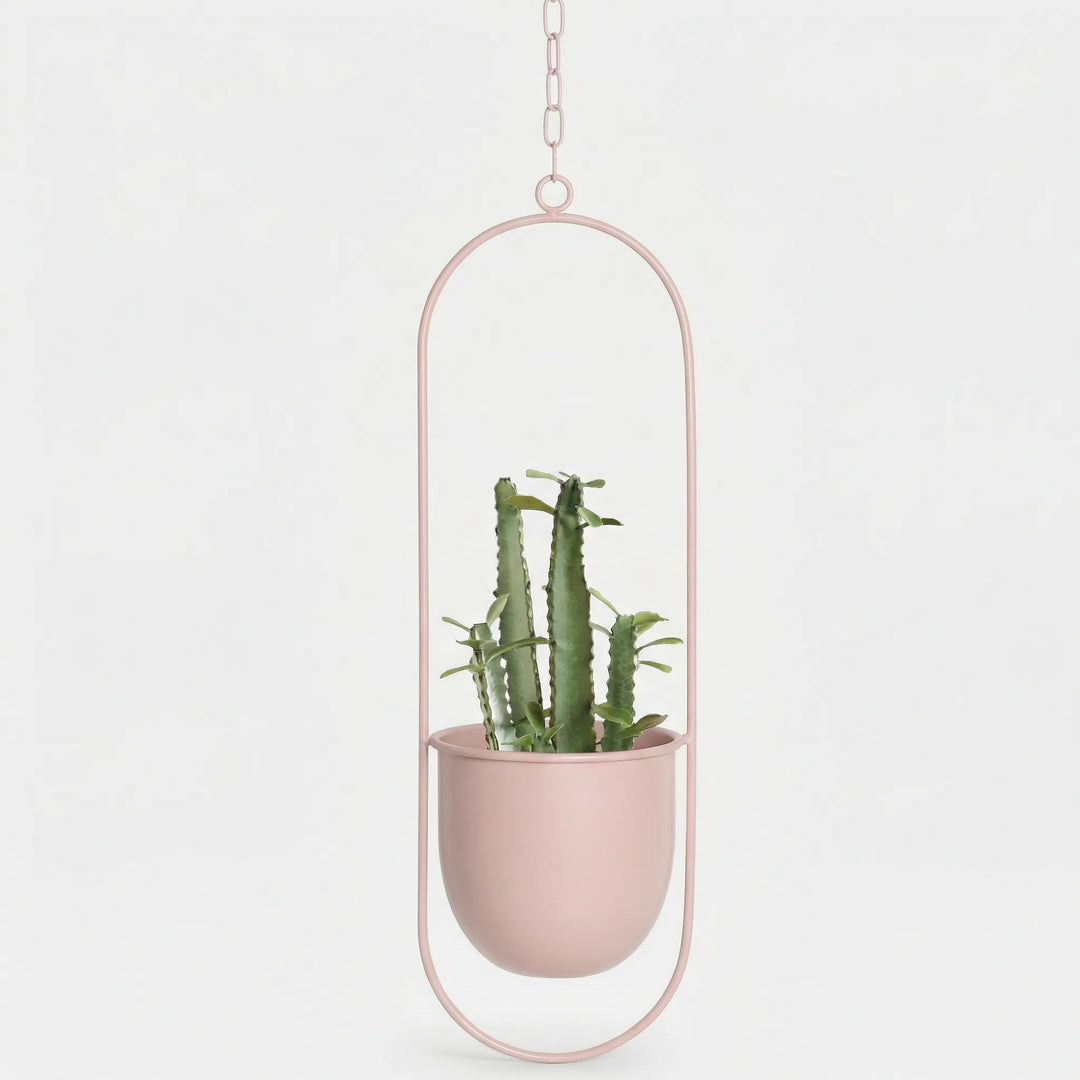 Moderner hängender Pflanzenübertopf mit geometrischem Flair, perfekt für eine stilvolle Wanddeko.