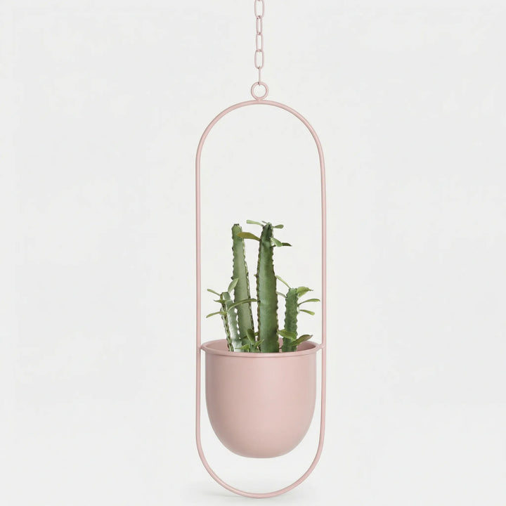 Moderner hängender Pflanzenübertopf mit geometrischem Flair, perfekt für eine stilvolle Wanddeko.