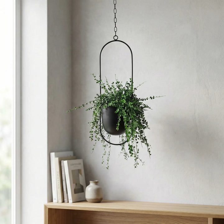 Eleganter hängender Blumentopf mit modernem geometrischem Design für stilvolle Innendeko.
