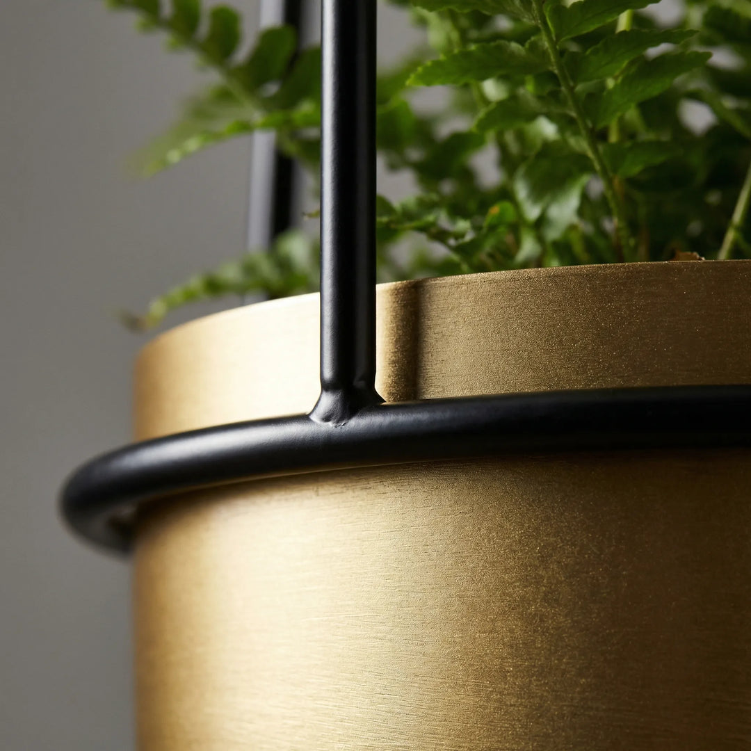 Design-Hängetopf mit klaren Linien, perfekt für grüne Pflanzen und eine zeitgemäße Blumendeko.