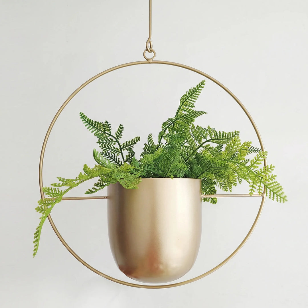 Eleganter Pflanzenhalter zum Aufhängen, mit modernem geometrischem Muster, für urbanes Wohnen.