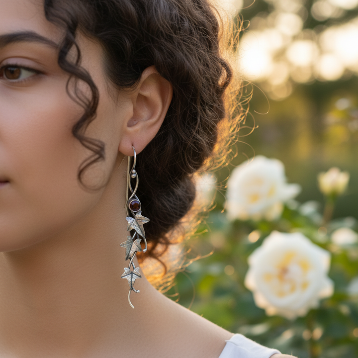 Filigrane Damen Hängeohrringe mit elegantem Blatt-Design aus glänzendem Silberschmuck.