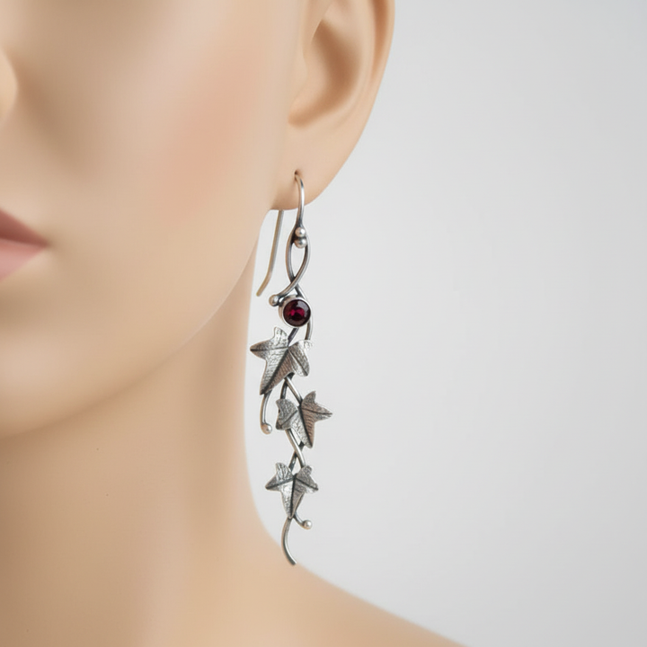 Detailaufnahme filigrane Hängeohrringe mit zartem Blatt-Design; eleganter Silberschmuck für Damen.