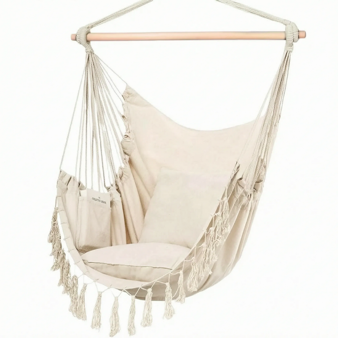 Boho-Hängesessel in Weiß, schwebend. Komfortabler Entspannungssessel für Garten, Balkon oder gemütliche Wohnzimmer-Ecke.
