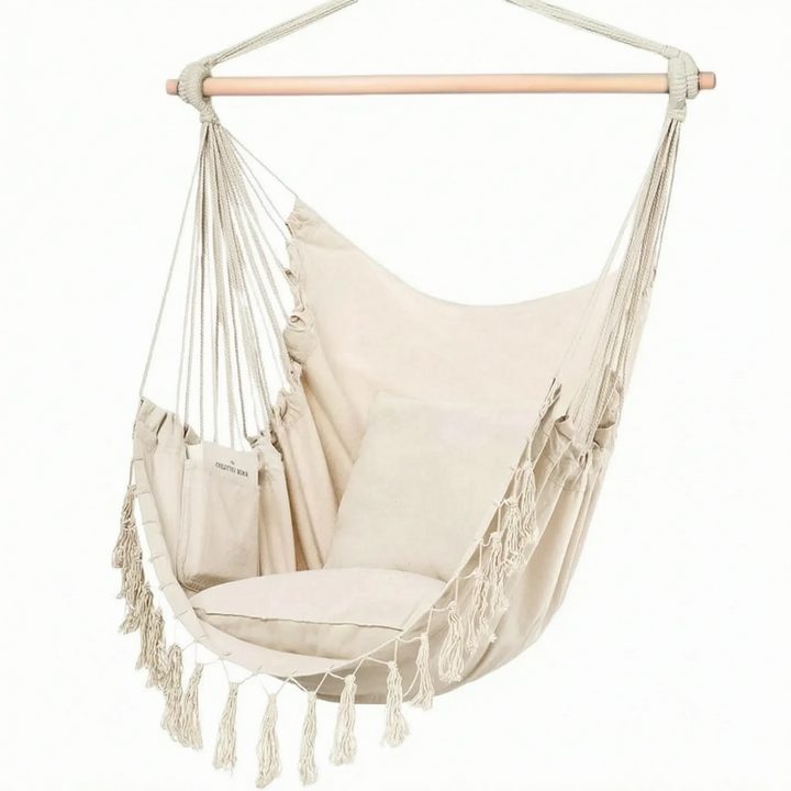 Boho-Hängesessel in Weiß, schwebend. Komfortabler Entspannungssessel für Garten, Balkon oder gemütliche Wohnzimmer-Ecke.