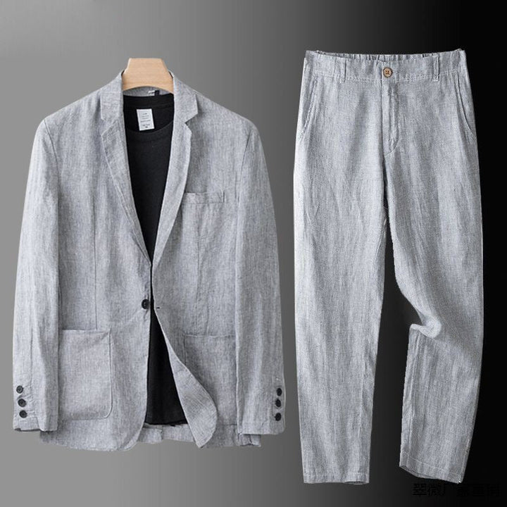 Rückenansicht des Herren Anzugs: Eleganter Schnitt des Sakkos und der Hose von hinten, perfekte Passform für Mode Herren.