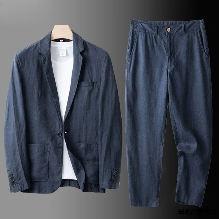 Komplettes Herren Anzug Set liegend: Elegant arrangiertes Sakko und Hose, bereit für Business oder Smart Casual Events.