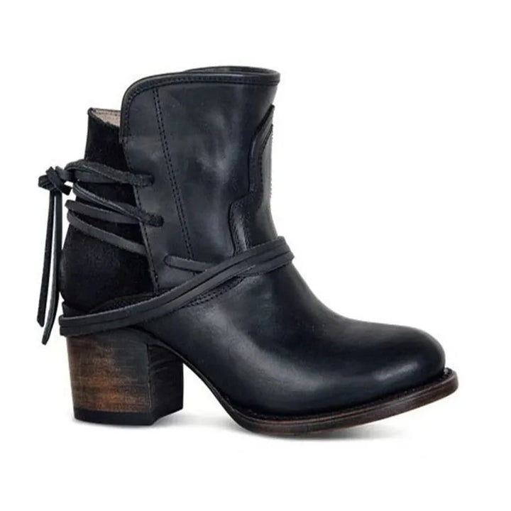 Weiße Damen Vintage-Westernstiefel mit klobigem Absatz. Trendige Ankle Boots für Freizeit & Herbstoutfits.