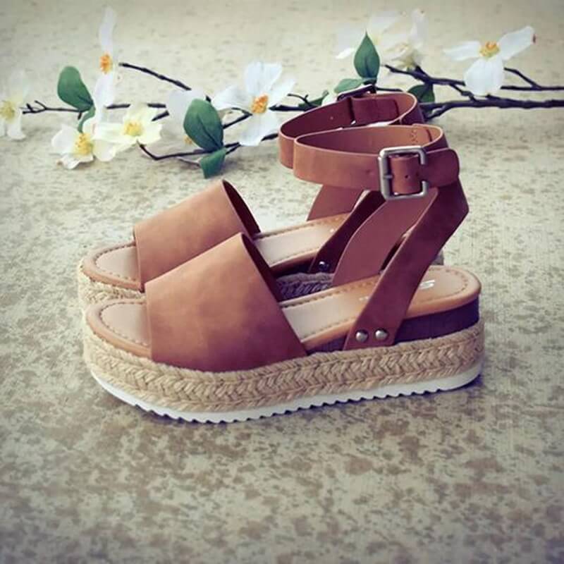 Szene am Pool: Damen Plateau Sandalen am Poolrand, bequeme Sommerschuhe für Entspannung & Freizeit.