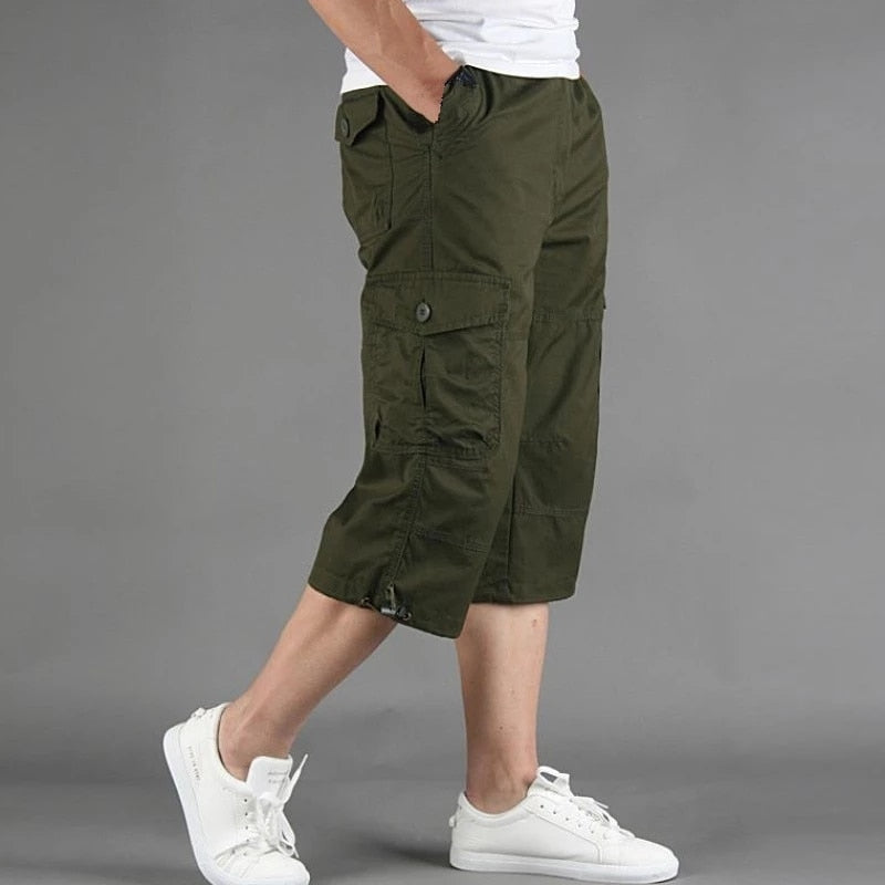 Vielseitige Herren Cargo 3/4 Hose, Relaxed Fit, perfekt als Freizeithose oder Outdoor-Shorts.