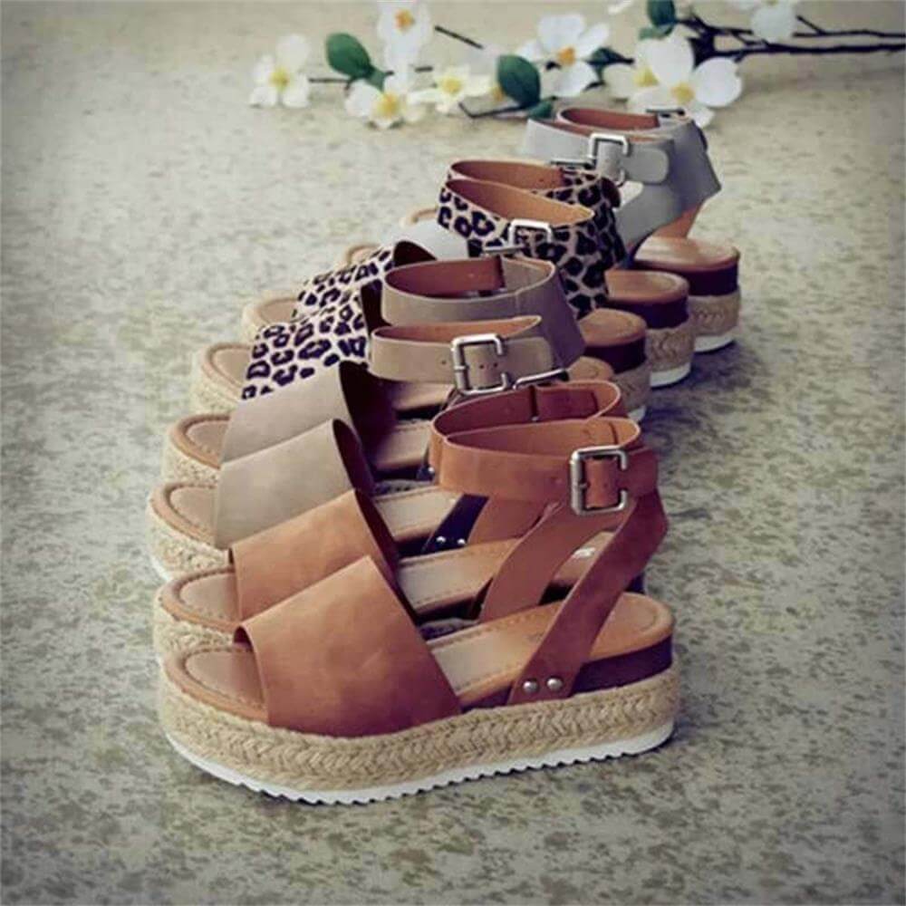 Seitenansicht: Bequeme Plateau Sandalen für Damen, vielseitig kombinierbar, eleganter Knöchelriemen.