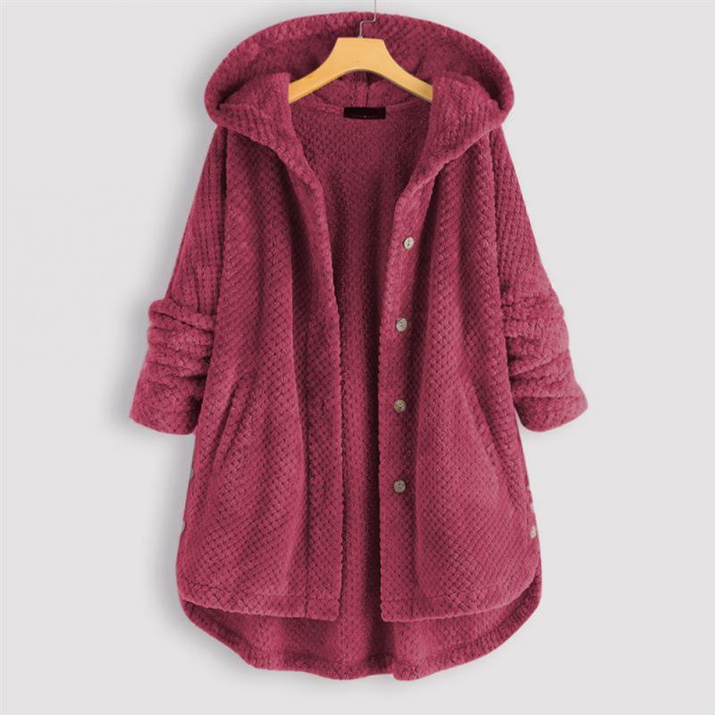 Frau trägt bequeme wendbare Damen Fleecejacke mit Kapuze, demonstriert vielseitigen Alltagsstil.