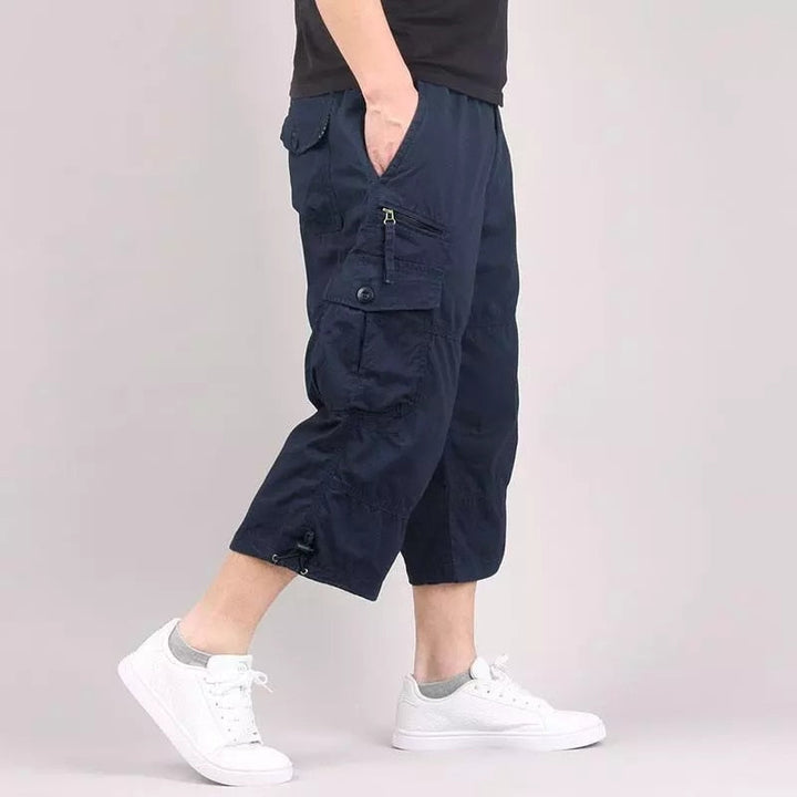 Mann trägt bequeme Herren Cargo 3/4 Hose Relaxed Fit, ideal als Sommer- und Freizeithose.