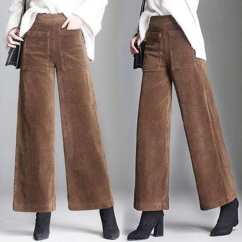 Nahaufnahme: Hochwertige Cordhose für Damen, Retro Schlaghose in Braun. Zeigt Textur und Komfort.